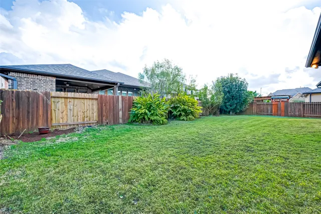 a view of a house with backyard and garden