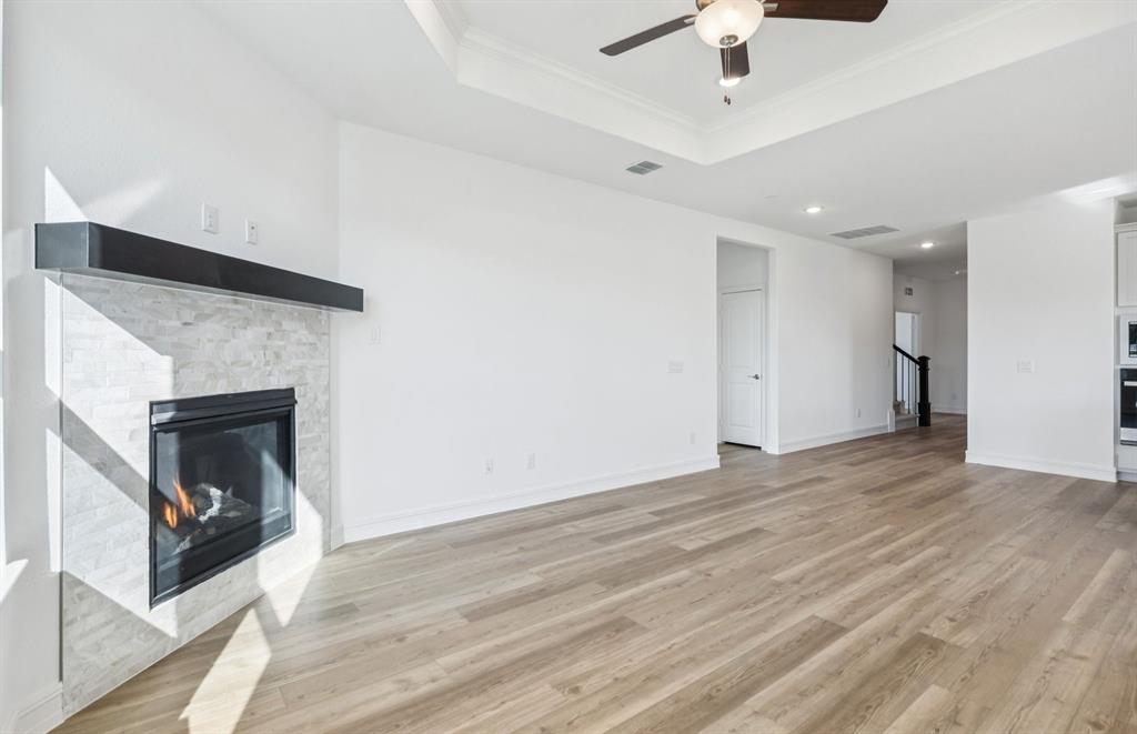 829 Norfolk Lane Godley, TX 76044 - Photo 7 of 21 Tray ceiling in living area