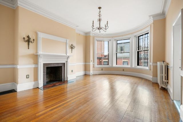 a view of entryway with a front door