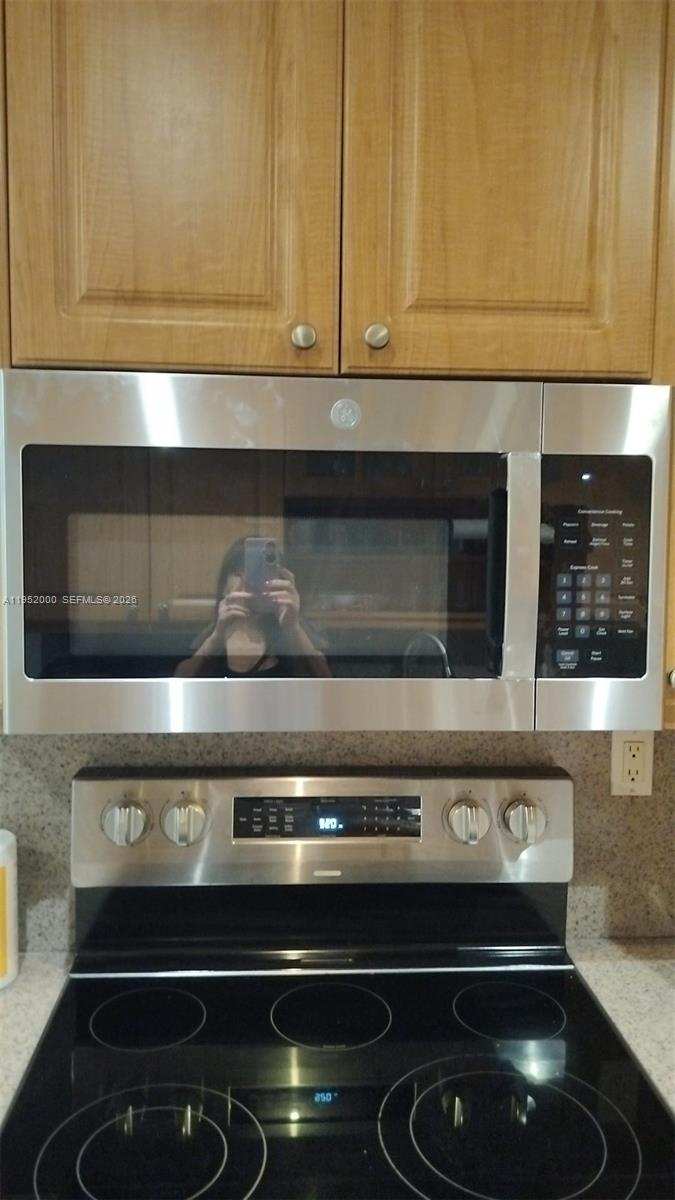 4111 Stirling Road, Unit 308 Fort Lauderdale, FL 33314 - Photo 6 of 32 a stove top oven sitting inside of a kitchen
