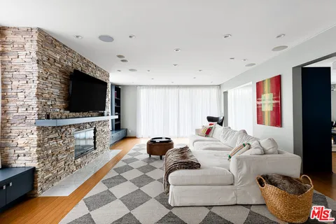 $2,995,000 | 414 North Vista Street, Los Angeles, CA 90036