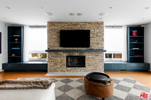 $2,995,000 | 414 North Vista Street, Los Angeles, CA 90036