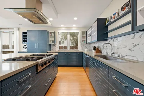 $2,995,000 | 414 North Vista Street, Los Angeles, CA 90036