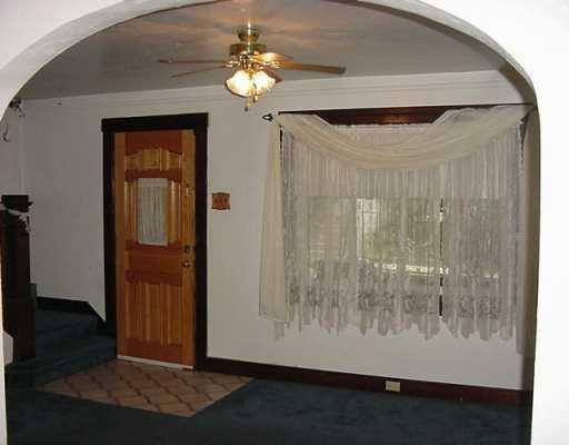25 Frazier Avenue McKees Rocks, PA 15136 - Photo 2 of 8 Living Room.