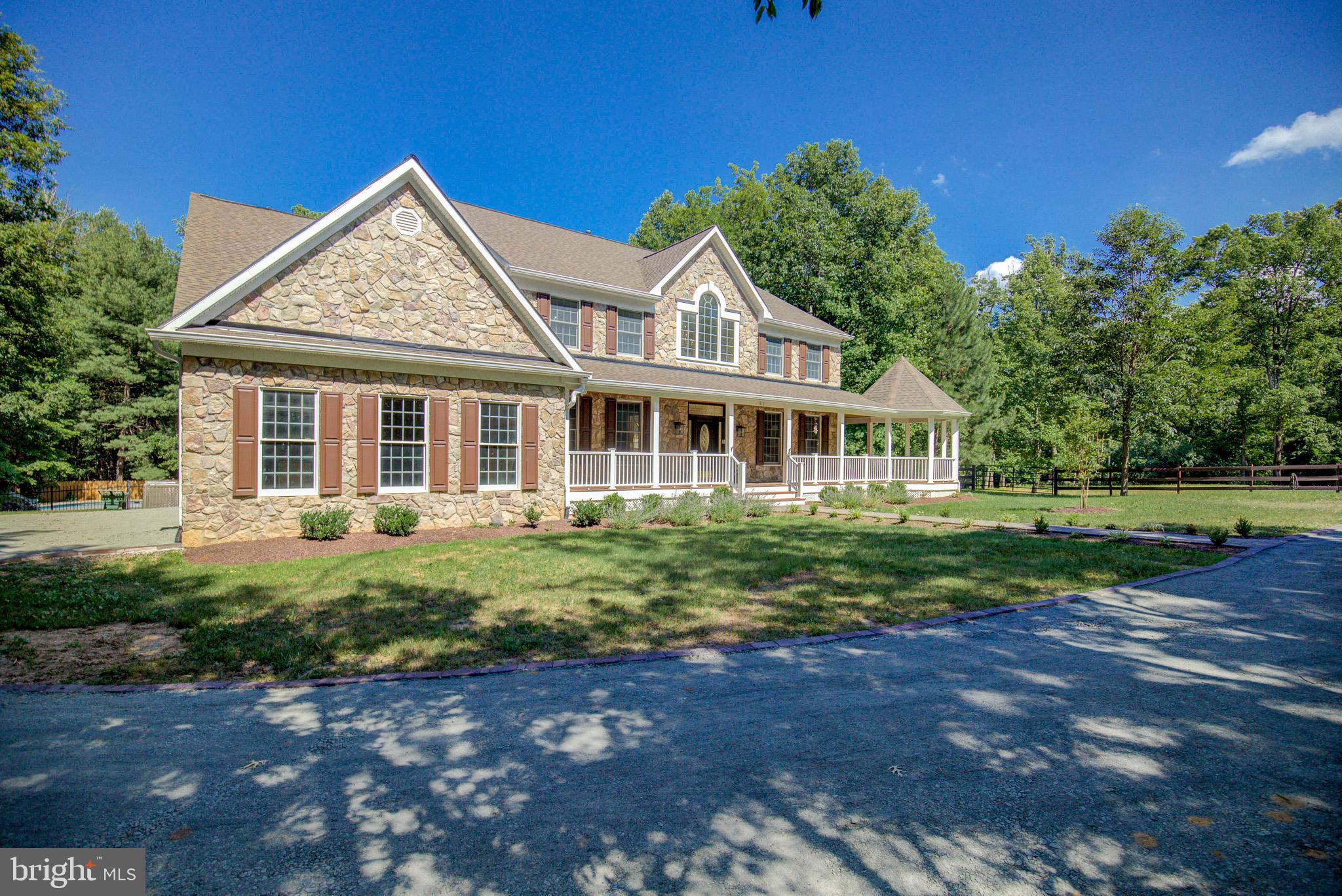 813 Blacks Hill Road Great Falls, VA 22066 - Photo 6 of 92