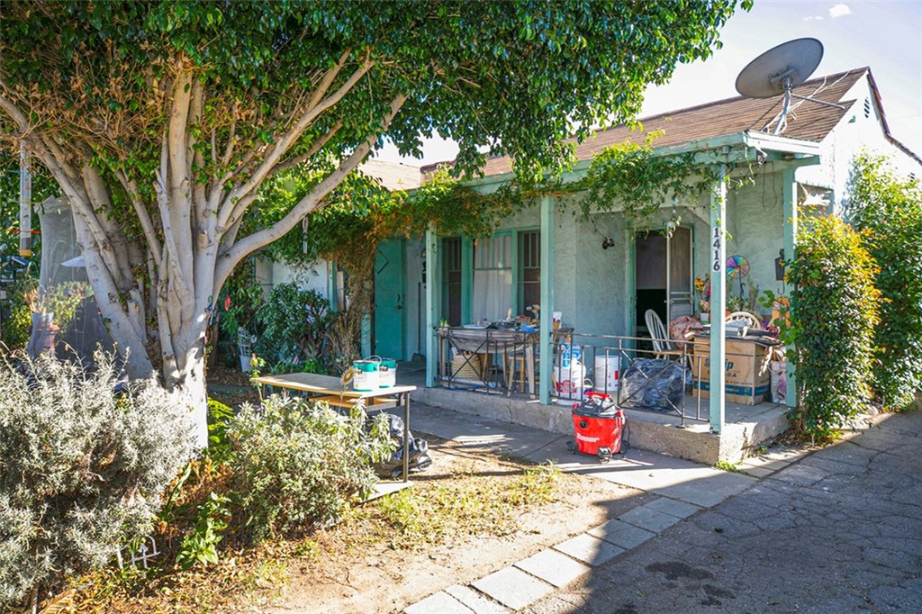 a view of a house with backyard and sitting area