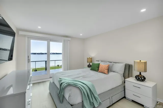 $3,199,000 | 17 Romana Drive, Hampton Bays, NY 11946