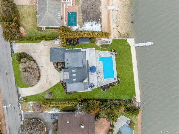 $3,199,000 | 17 Romana Drive, Hampton Bays, NY 11946
