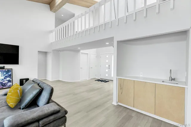 $3,199,000 | 17 Romana Drive, Hampton Bays, NY 11946