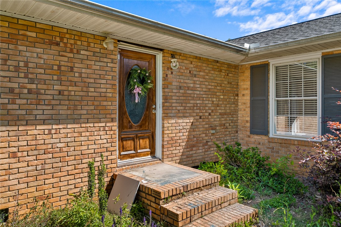 605 Sherry Drive Anderson, SC 29621 - Photo 3 of 36 Welcome to a charming residence featuring classic brick construction and inviting entryway.