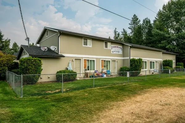 a view of a yard in front of house