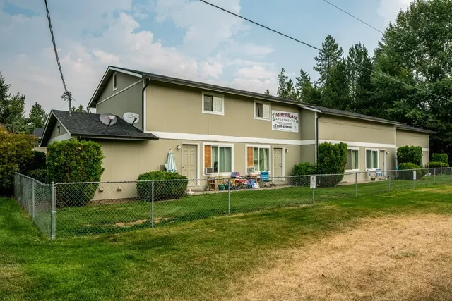 a view of a yard in front of house