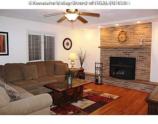 285 Maple Road Hurricane, WV 25526 - Photo 5 of 16 Den/Family/Great Room.