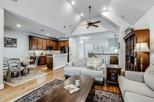 $2,650 | 5212 Washington Avenue, Houston, TX 77007