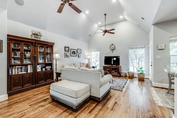$2,650 | 5212 Washington Avenue, Houston, TX 77007