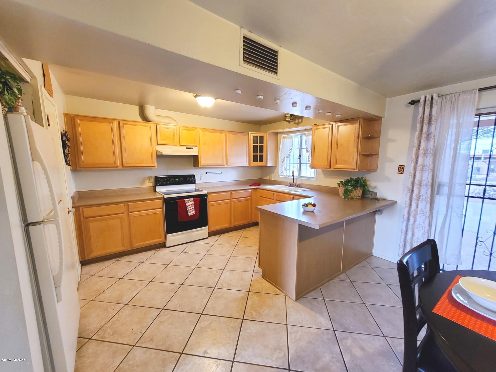 2642 West Capistrano Road Tucson, AZ 85746 - Photo 4 of 23 Gallery Image 4