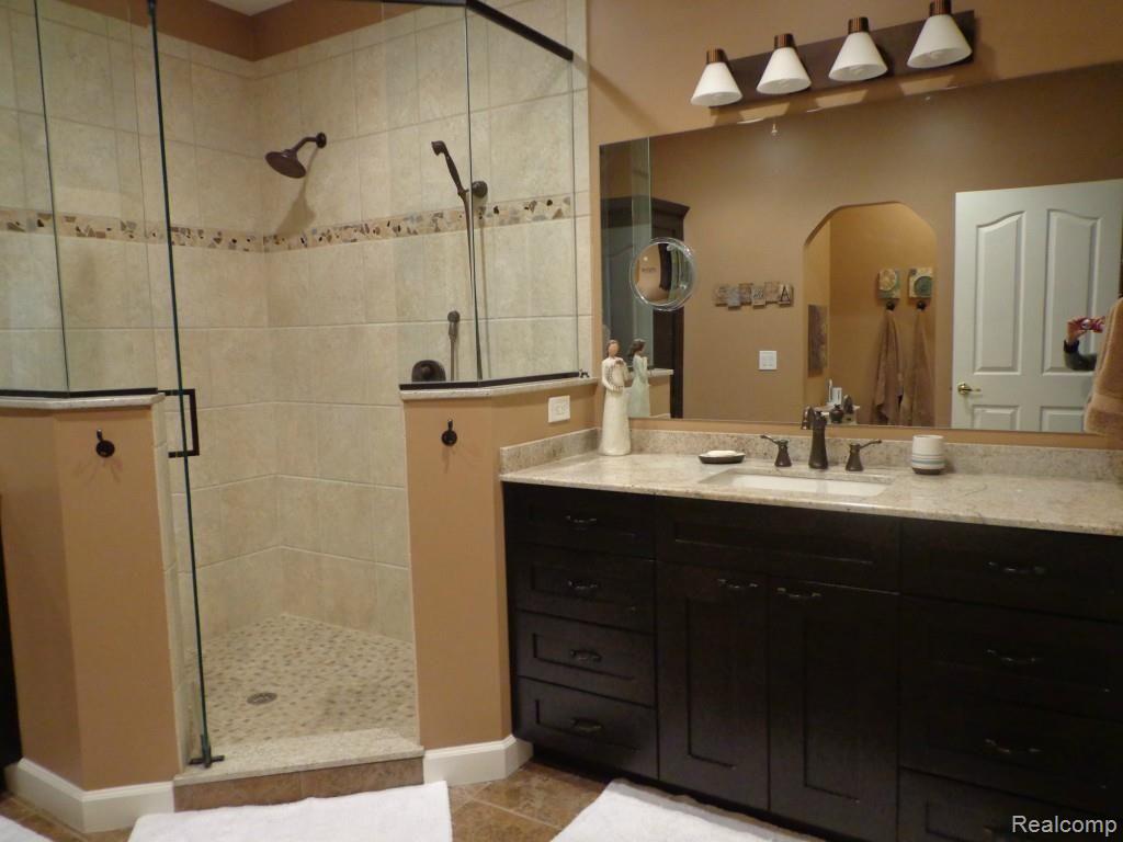 1346 Copper Circle, Unit 22 Rochester, MI 48306 - Photo 15 of 26 Master Bath.