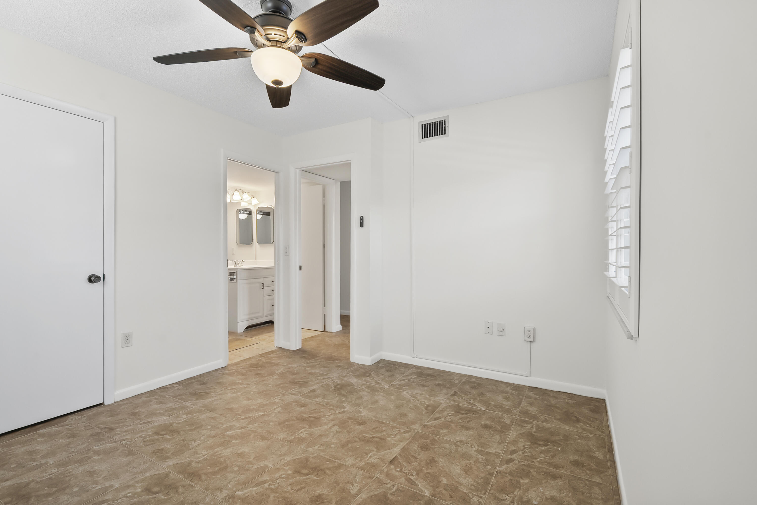 717 Highway 1, Unit 305 Jupiter, FL 33477 - Photo 27 of 51 an empty room with closet and a ceiling fan