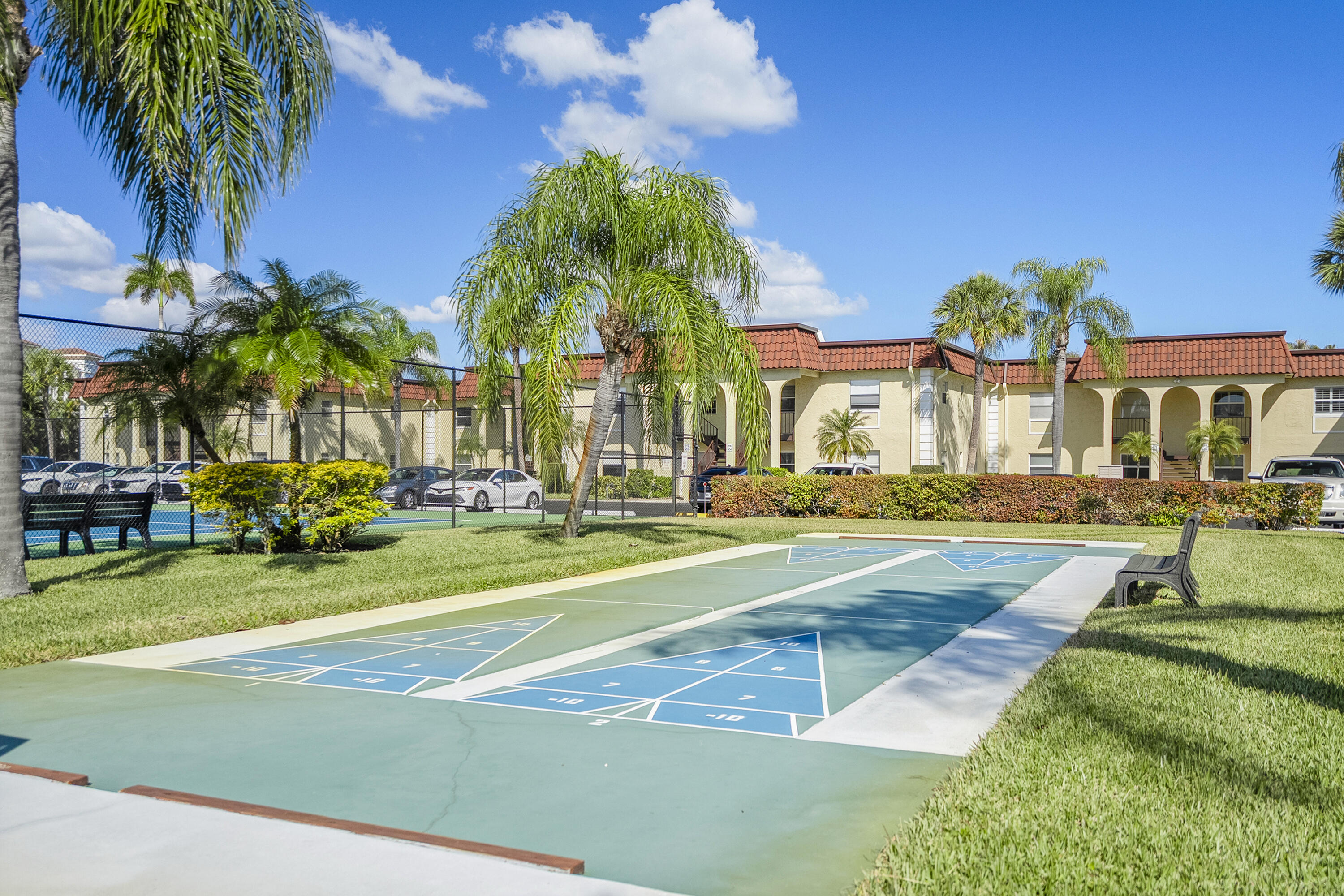 717 Highway 1, Unit 305 Jupiter, FL 33477 - Photo 40 of 51 a view of a basket ball ground