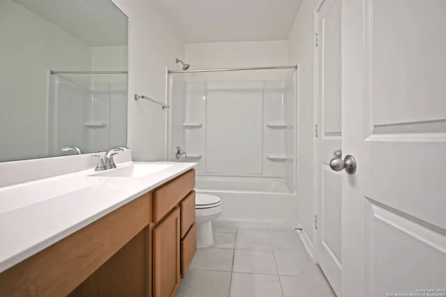 an a window in an empty room