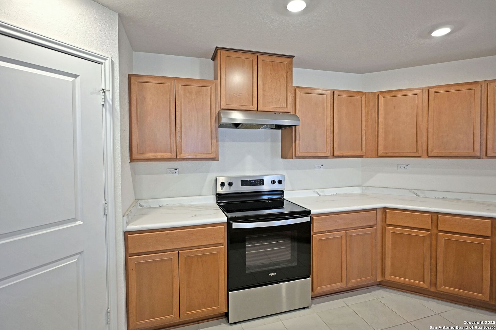 512 Dakota Creek New Braunfels, TX 78130 - Photo 7 of 38 a kitchen with white cabinets and appliances