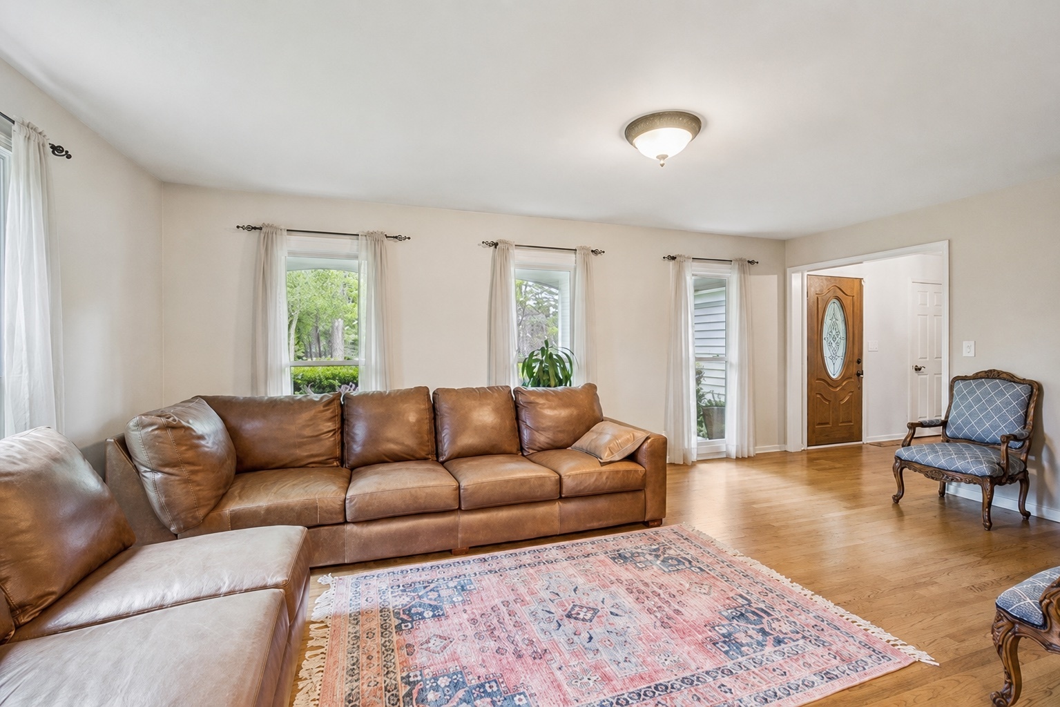 250 Wilshire Road Lake Forest, IL 60045 - Photo 4 of 28 a living room with furniture and a rug
