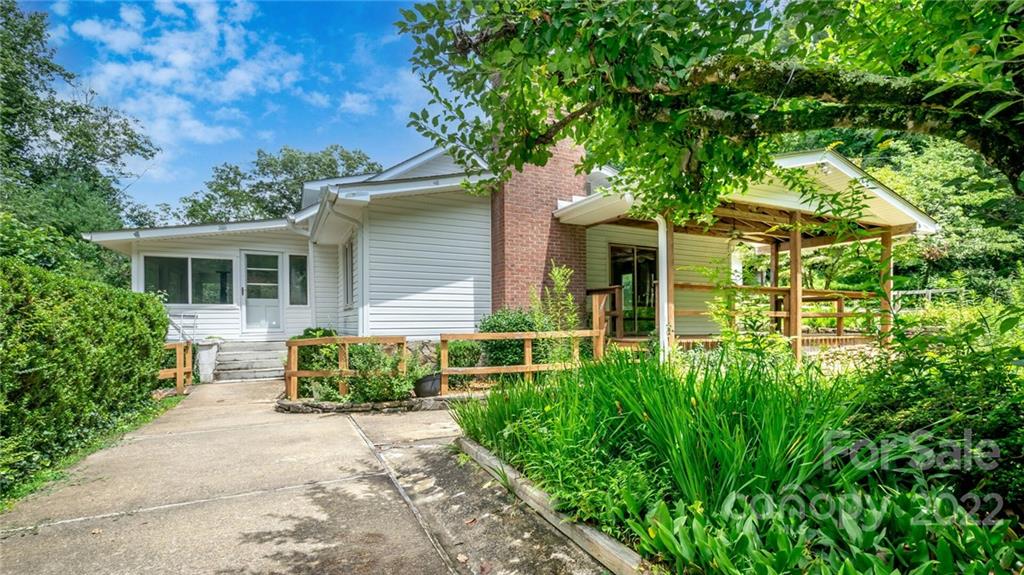 681 River Road Hendersonville, NC 28739 - Photo 5 of 45 Gallery Image 5