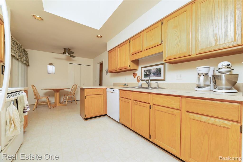 2126 London Bridge Drive Rochester Hills, MI 48307 - Photo 8 of 27