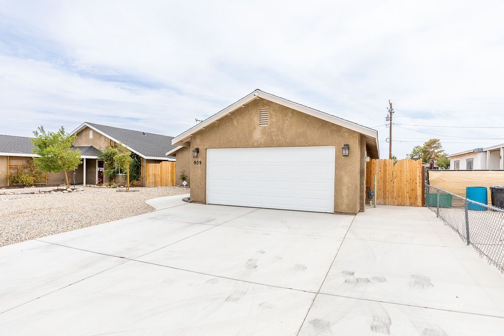 909 West Vulcan Avenue Ridgecrest, CA 93555 - Photo 5 of 30