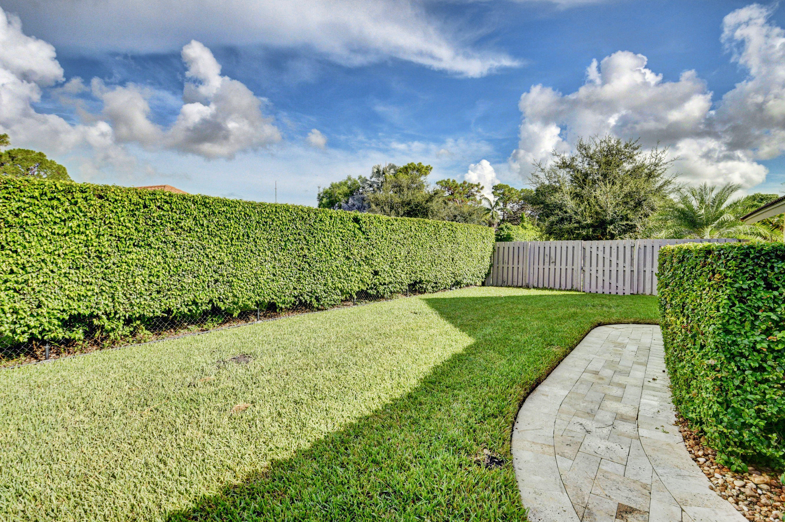 7624 Marbella Terrace Boca Raton, FL 33433 - Photo 44 of 55 side yard