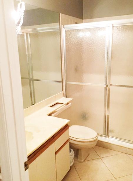 9280 Sable Ridge Circle, Unit B Boca Raton, FL 33428 - Photo 17 of 25 Full Hall Bathroom