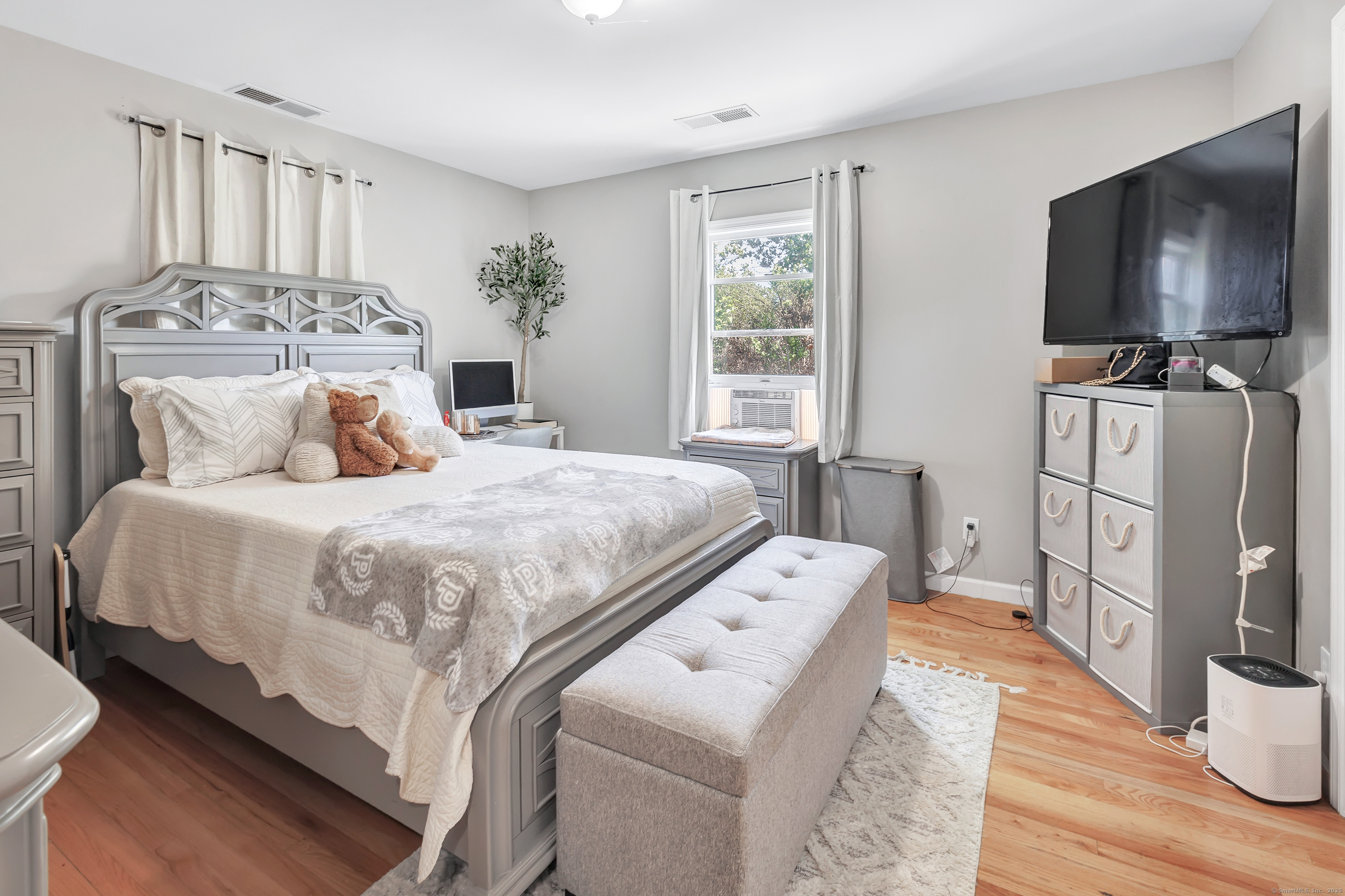 574 Thorme Street Bridgeport, CT 06606 - Photo 12 of 28