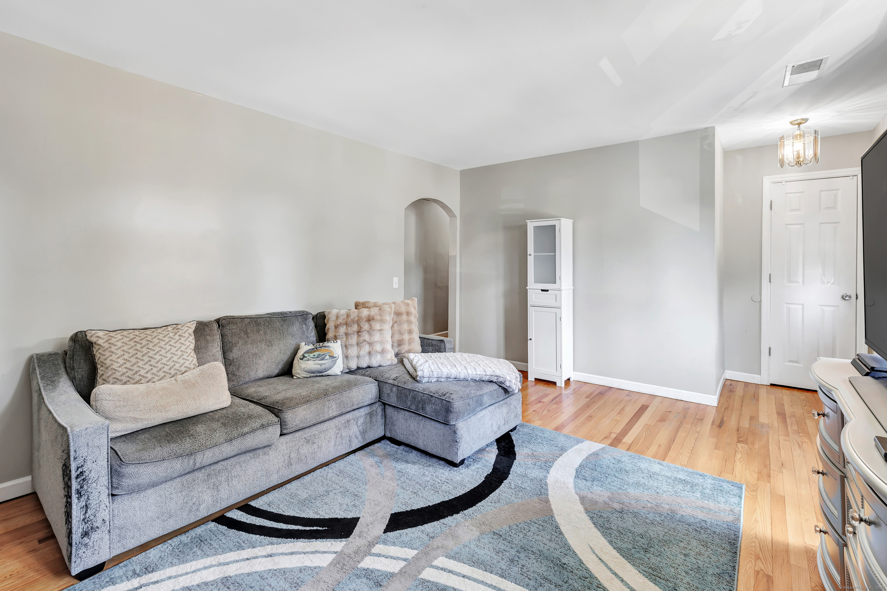 574 Thorme Street Bridgeport, CT 06606 - Photo 4 of 28