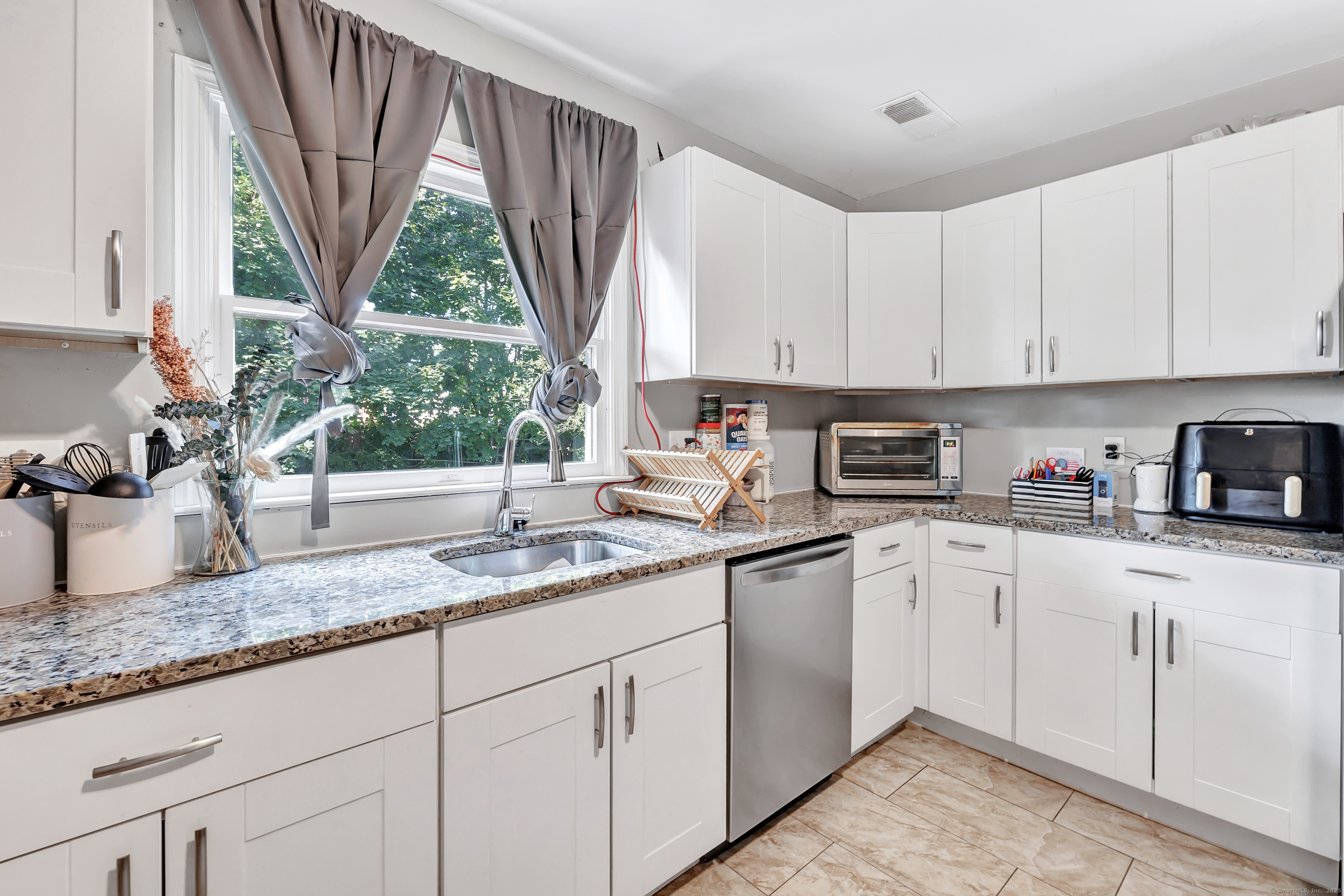 574 Thorme Street Bridgeport, CT 06606 - Photo 9 of 28