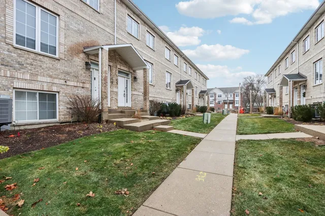 $419,900 | 183 East River Road, Unit C5, Des Plaines, IL 60016