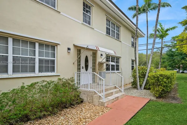 $2,500 | 237 Madeira Avenue, Unit 3, Coral Gables, FL 33134