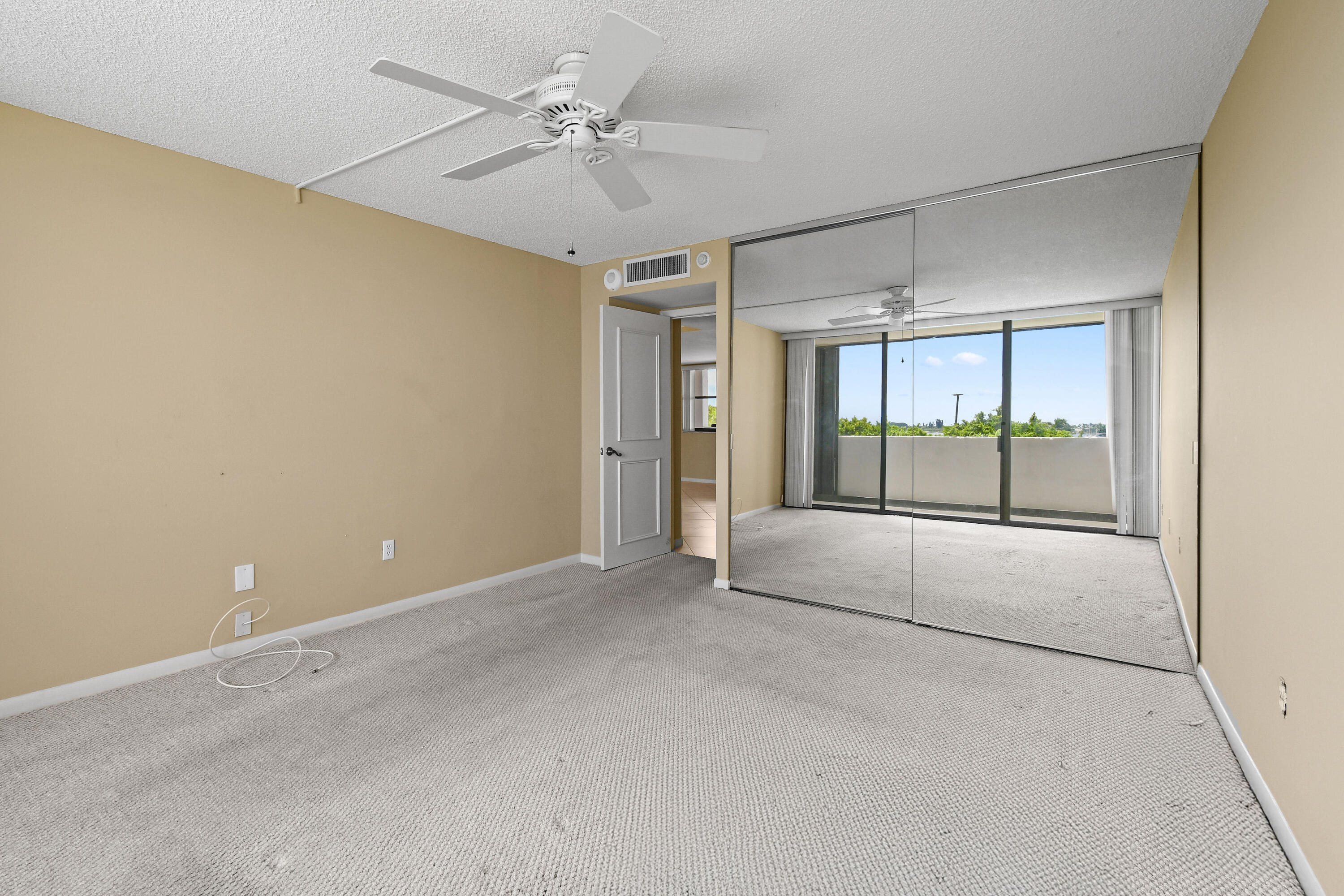 5200 North Flagler Drive, Unit 404 West Palm Beach, FL 33407 - Photo 19 of 33 a view of an empty room with a window