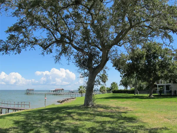 $1,575 | 3 Avenue East, Bacliff, TX 77518