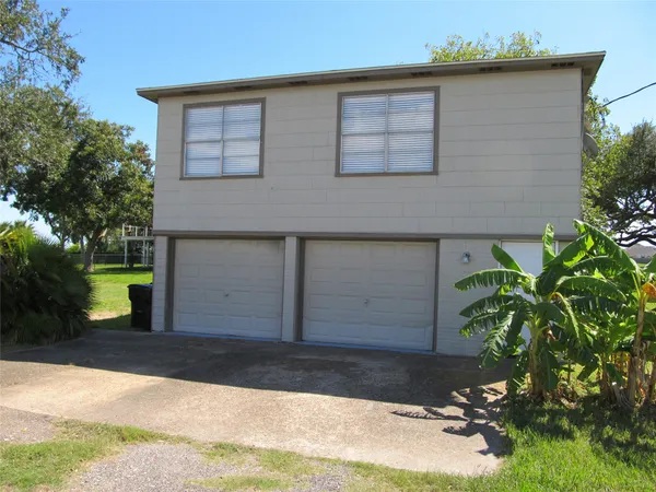 $1,575 | 3 Avenue East, Bacliff, TX 77518