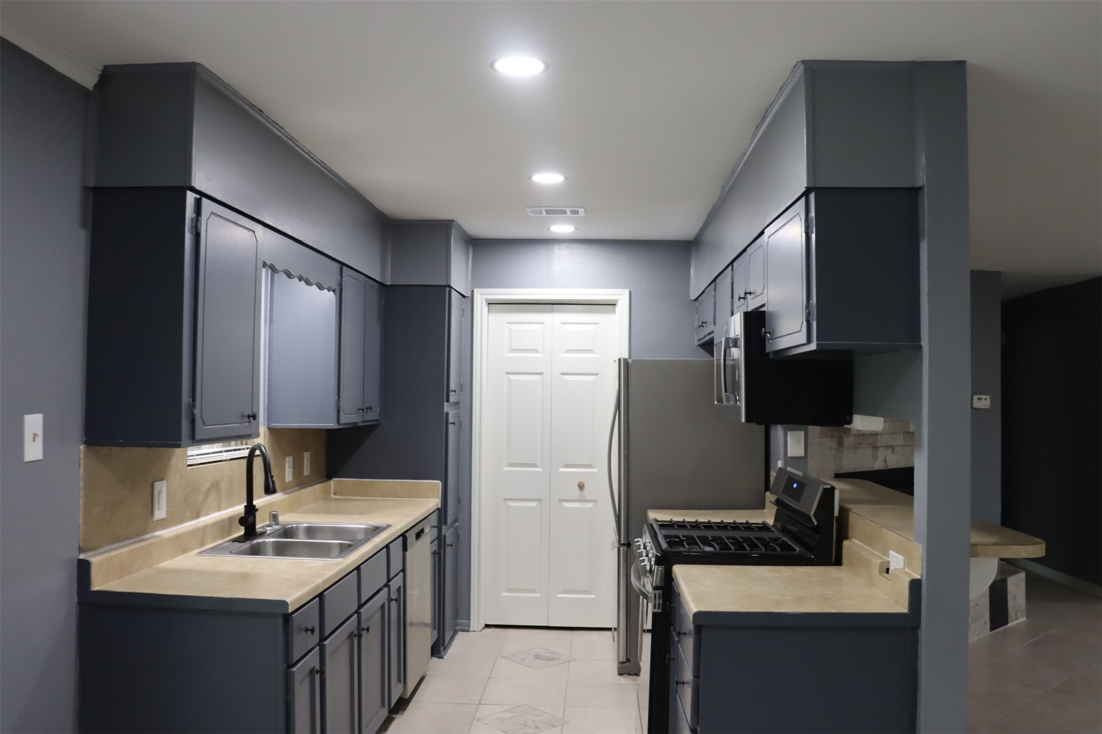 12507 New Rochelle Court Houston, TX 77089 - Photo 3 of 12 a kitchen with a sink stove and refrigerator