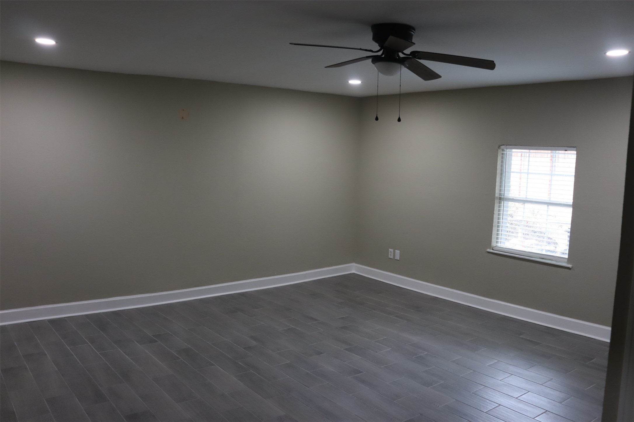 12507 New Rochelle Court Houston, TX 77089 - Photo 6 of 12 an empty room with a window and a ceiling fan