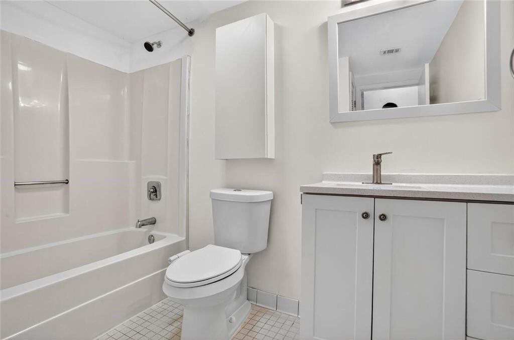 1280 West Peachtree Street Northwest, Unit 3014 Atlanta, GA 30309 - Photo 12 of 33 a bathroom with a toilet sink and bathtub
