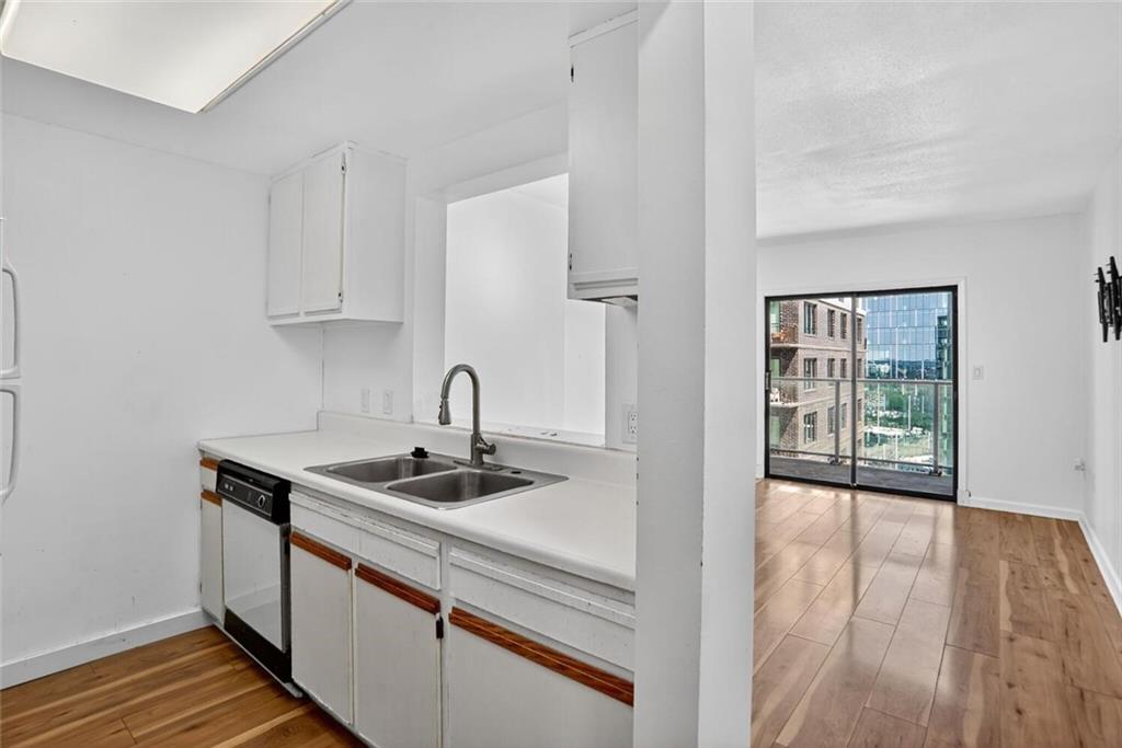 1280 West Peachtree Street Northwest, Unit 3014 Atlanta, GA 30309 - Photo 9 of 33 a kitchen with a sink and cabinets