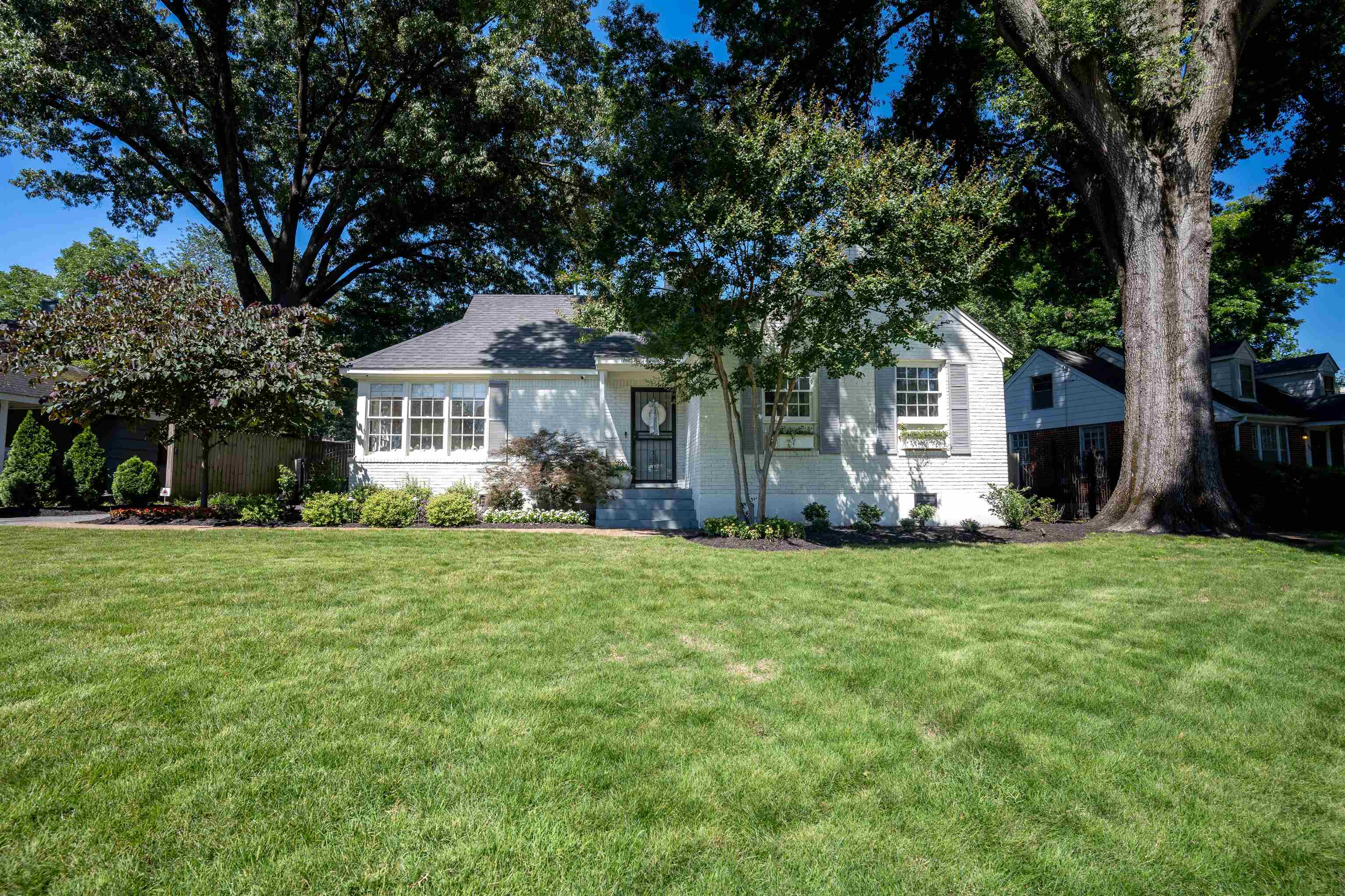 497 East Swan Ridge Circle Memphis, TN 38122 - Photo 1 of 29 View of front of property with a front lawn