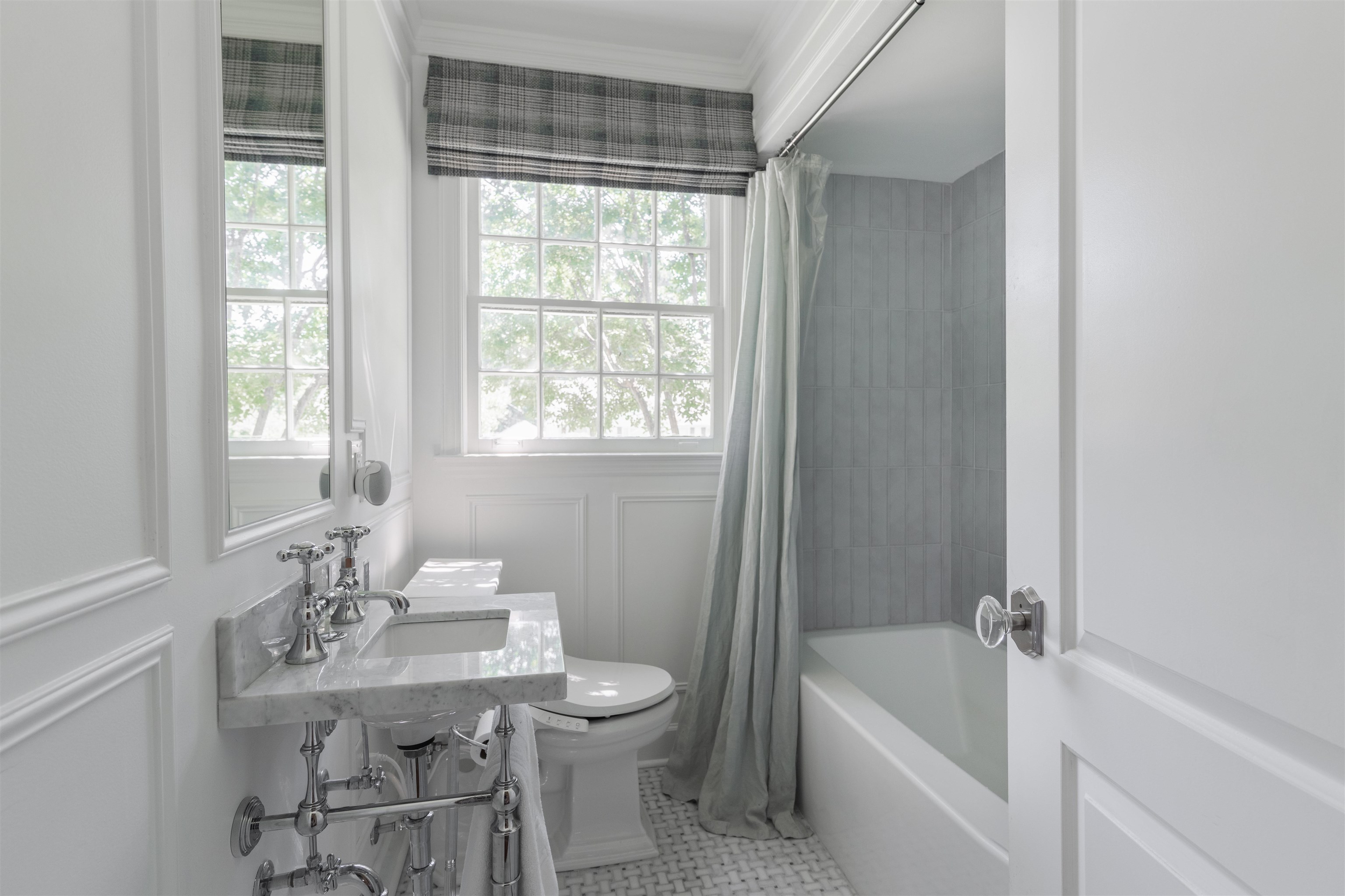 497 East Swan Ridge Circle Memphis, TN 38122 - Photo 12 of 29 Full bathroom with tile patterned floors, sink, crown molding, toilet, and shower / bathtub combination with curtain