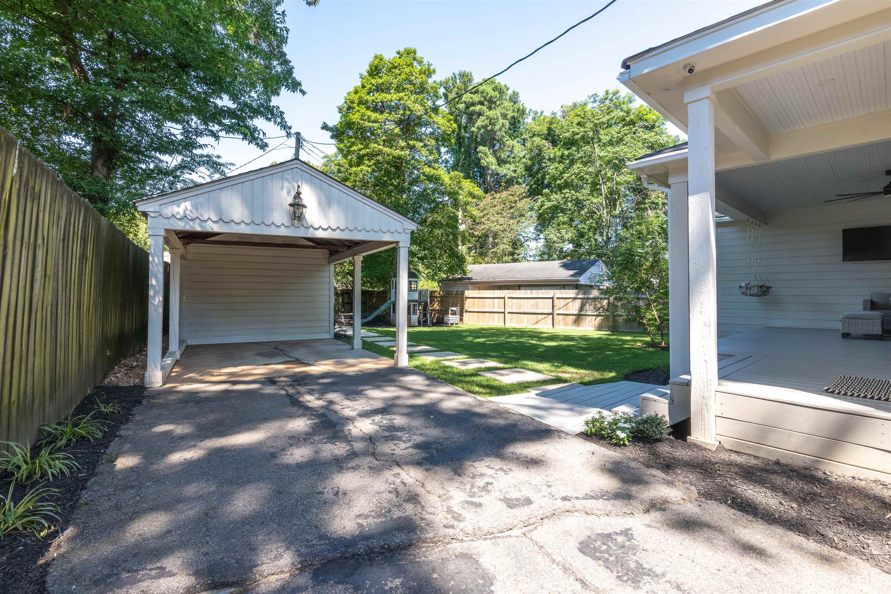 497 East Swan Ridge Circle Memphis, TN 38122 - Photo 26 of 29 Garage with a yard and ceiling fan