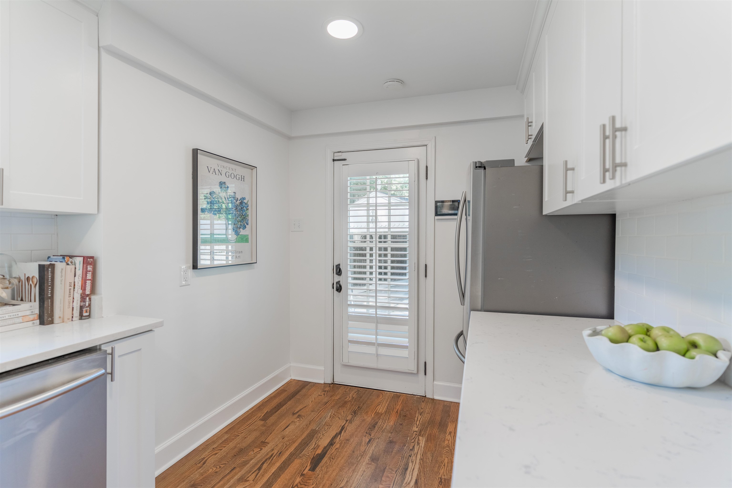 497 East Swan Ridge Circle Memphis, TN 38122 - Photo 8 of 29 Doorway with dark hardwood / wood-style flooring