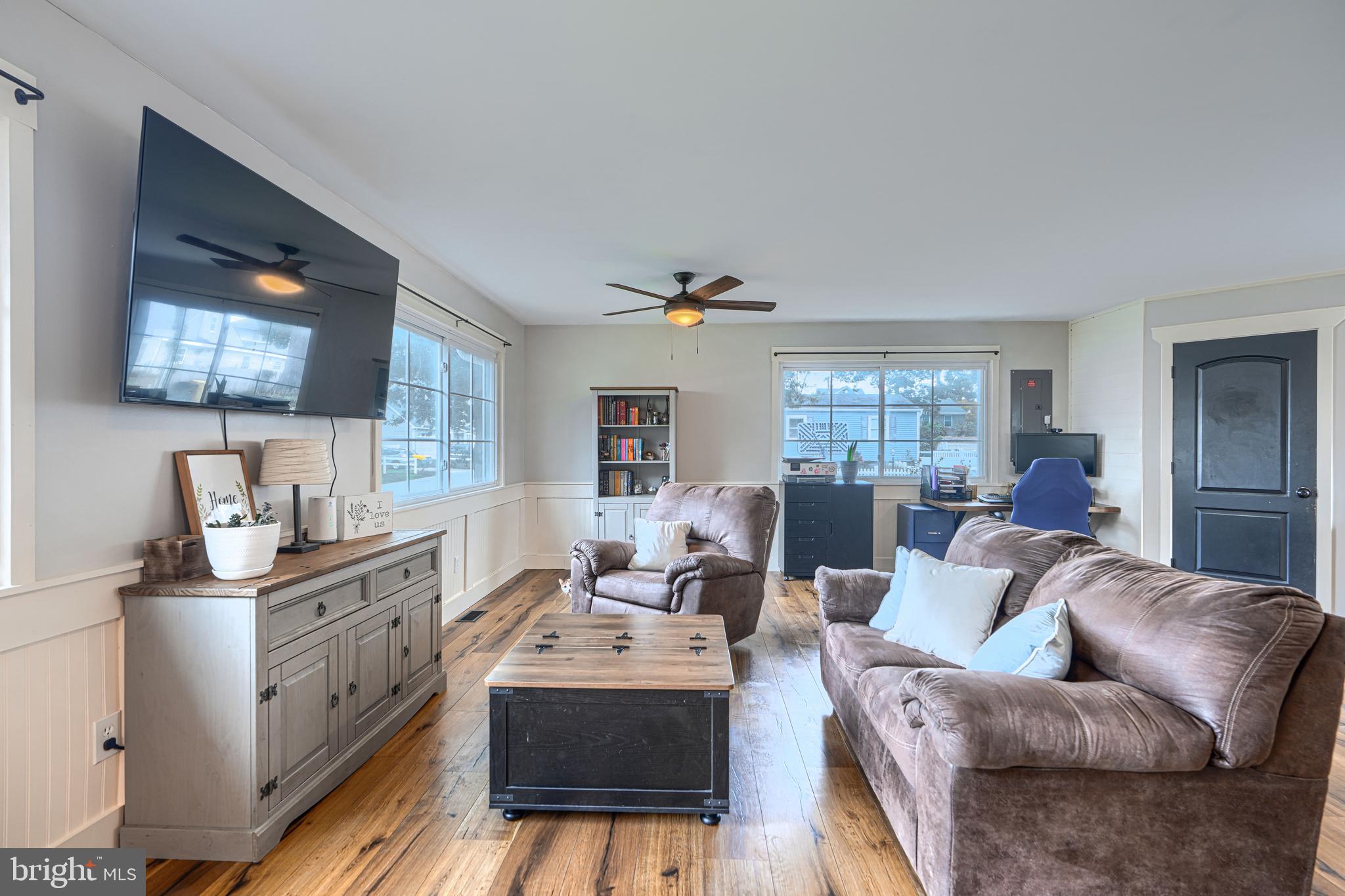 1813 Potomac Road Edgewater, MD 21037 - Photo 14 of 101 Bright living room with mounted TV