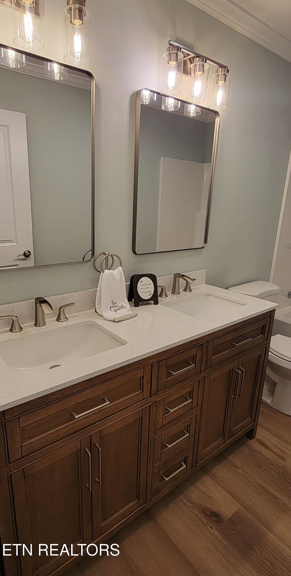 7112 Rollins Road Knoxville, TN 37918 - Photo 12 of 24 Guest Bath