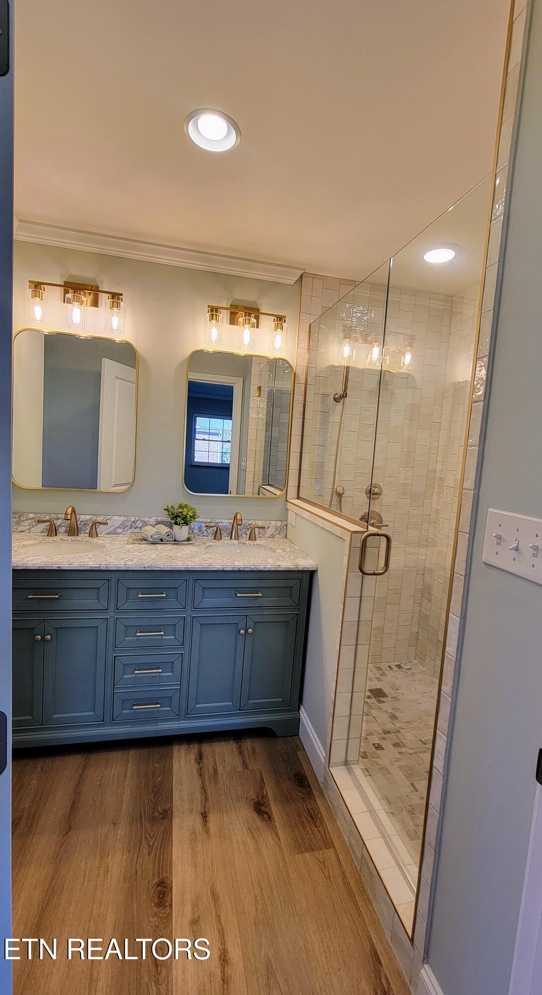 7112 Rollins Road Knoxville, TN 37918 - Photo 19 of 24 Primary Bath